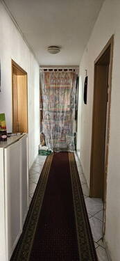 Flur weiter ums Eck - 