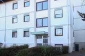 Haus front - 3-Zimmer-Wohnung mit großem Balkon in Karlsruhe-Wolfartsweier
