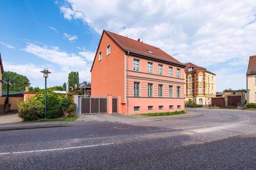 Mehrfamilienhaus / Ansicht 1 - Stadthaus mit 3 Wohneinheiten in Gransee
