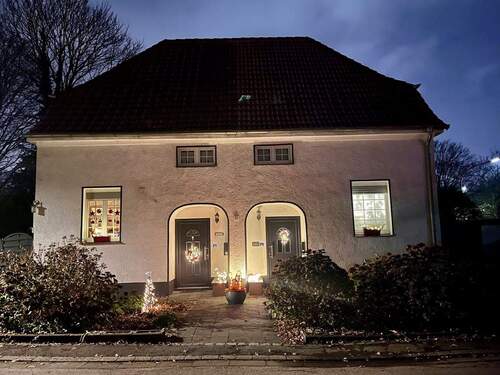 Haus Frontseite beleuchtet - Zwei Doppelhaushälften, freistehend mit Garten. Ideal als Mehrgenerationenimmobilie mit Platzbedarf.