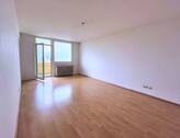 Wohn- und Schlafzimmer mit Zugang zum Balkon - 1 Zimmer Einfamilienhaus zum Kaufen in Markt Schwaben