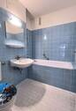 Gefliestes Badezimmer mit Wanne - 
