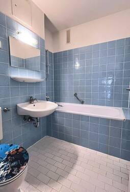 Gefliestes Badezimmer mit Wanne - 