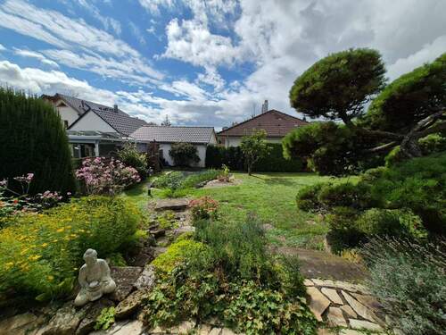 Weitläufiges Grundstück - Einfamilienhaus mit 216,00 m&sup2; in Bretten zum Kaufen