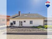 REMAX Immobilien DeLux Einfamilienhaus Frontansicht Führweiler Mark Borowicz - Gestalten statt suchen: Einfamilienhaus mit viel Potenzial in Rehlingen-Siersburg Fürweiler