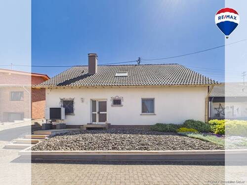REMAX Immobilien DeLux Einfamilienhaus Frontansicht Führweiler Mark Borowicz - Gestalten statt suchen: Einfamilienhaus mit viel Potenzial in Rehlingen-Siersburg Fürweiler