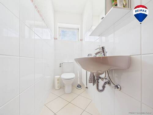 REMAX Immobilien DeLux Einfamilienhaus WC Führweiler Mark Borowicz - 