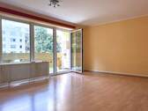 Wohnzimmer mit Loggia - 4 Zimmer Etagenwohnung in Gröbenzell