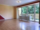Wohnzimmer mit gesamter Fensterfront - Etagenwohnung mit 102,90 m² in Gröbenzell zum Kaufen