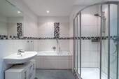 Bad mit Wanne und Dusche - 