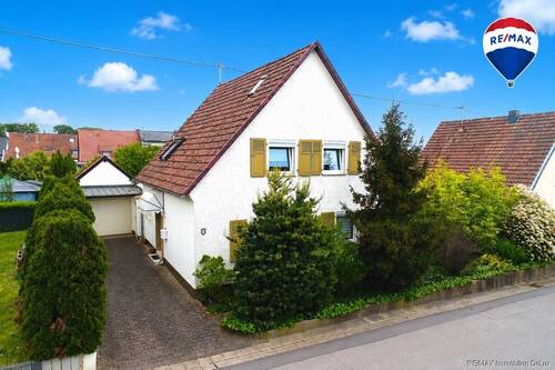 RE/MAX Immobilien DeLux Haus in Mettlach zu verkaufen 1 - Einfamilienhaus mit Garage und gepflegtem Garten