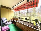 Balkon mit Blick aufs Grüne - 