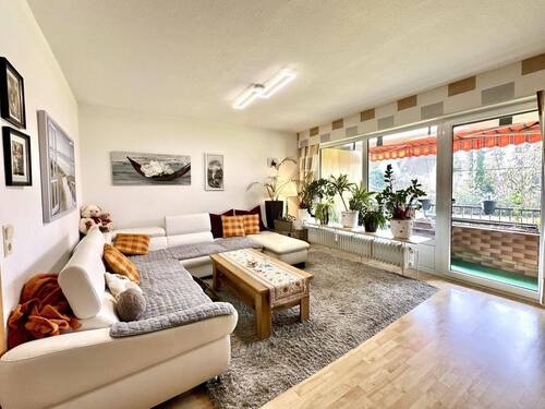 Lichtdurchflutetes Wohnzimmer - Charmante 3-Zimmer-Erdgeschosswohnung mit Balkon & Stellplatz in ruhiger Lage von Langenhagen !