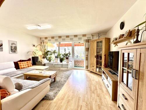 Geräumiges Wohnzimmer - 3 Zimmer Etagenwohnung in Langenhagen
