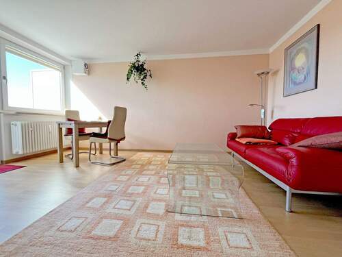 Möbliertes Wohnzimmer - 2 Zimmer Etagenwohnung zum Kaufen in München