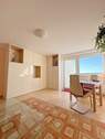 Wohnzimmer mit Zugang zur Loggia - 2 Zimmer Etagenwohnung in München