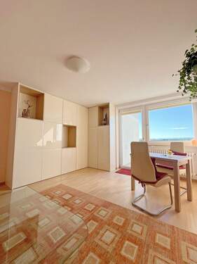 Wohnzimmer mit Zugang zur Loggia - 2 Zimmer Etagenwohnung in München
