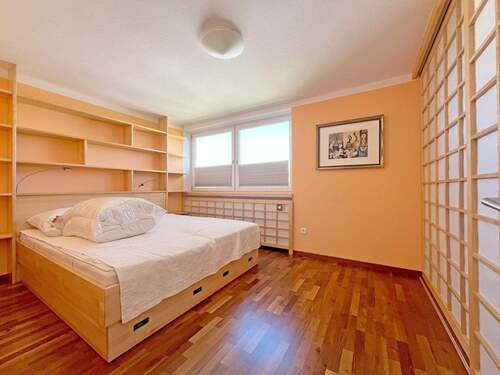 Schlafzimmer mit Regalen - 