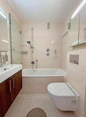 Badezimmer mit Badewanne - 