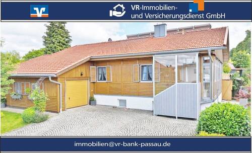 Hausansicht - 'Für Menschen, die das Besondere lieben' Liebevolles Unikat mit 2 Garagen, großzügigem Grundstück und viel Privatsphäre