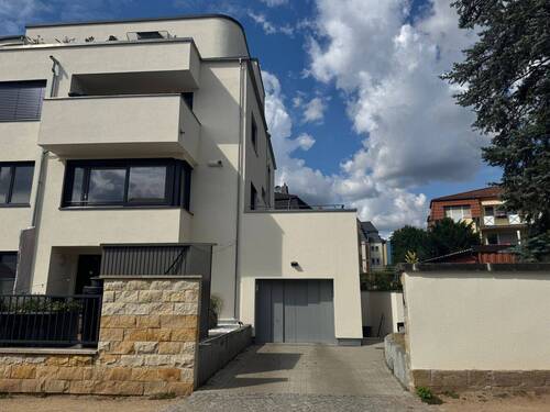 Hausansicht, Terrasse - 4 Zimmer Etagenwohnung in Radebeul