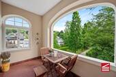 Loggia, Blick auf altes Schloss und Zufahrt - 