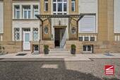 Hauseingang - links Zugang Aufzug - Etagenwohnung mit 210,00 m&sup2; in Baden-Baden zum Kaufen