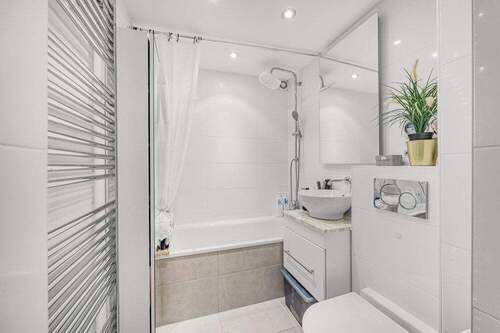 Bad mit Wanne - 