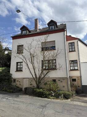 Straßenansicht - 6 Zimmer Mehrfamilienhaus, Wohnhaus zum Kaufen in Hillscheid