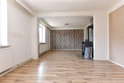 großzügiger Wohn-/Essbereich mit Kaminofen - 