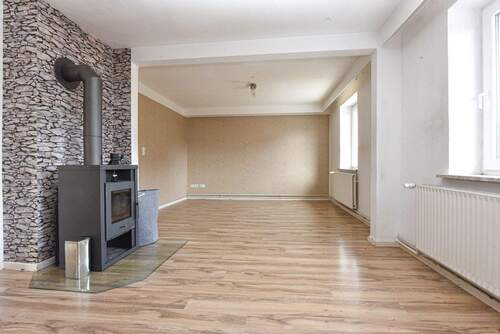 großzügiger Wohn-/Essbereich mit Kaminofen - 