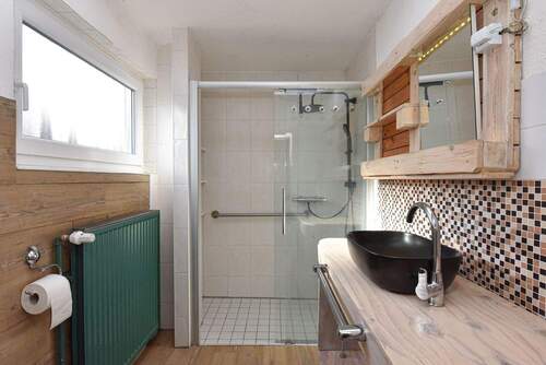 Tageslichtbad mit ebenerdiger Dusche - 