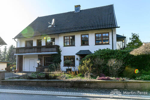 Gebäudeansicht - Schöne Drei-Zimmer-Wohnung mit Erweiterungsmöglichkeit - zwei Balkone - Garage -