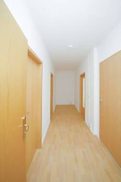 Flur - Etagenwohnung mit 70,10 m&sup2; in Eisleben zur Miete