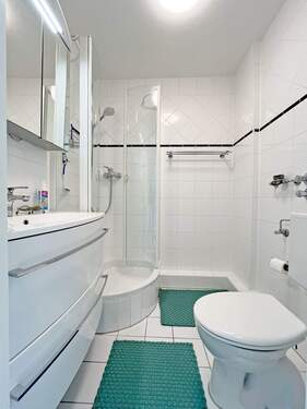 Badezimmer mit Dusche - 