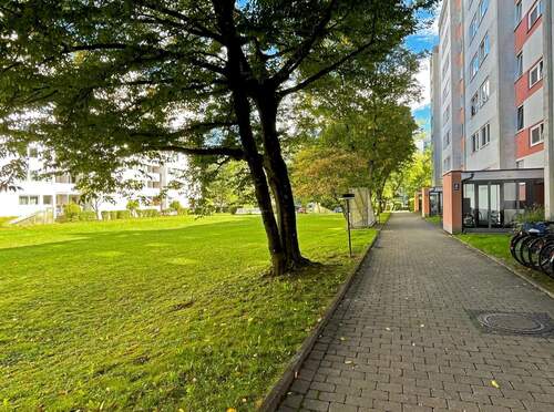 Grüner Innenhof der Wohnanlage - 