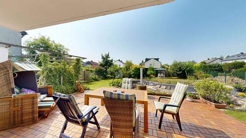 Teilweise überdachte Terrasse mit Blick in den Gar - 