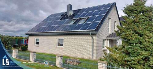 Hausansicht und PV-Anlage - 5 Zimmer Einfamilienhaus in Bismark (Altmark)