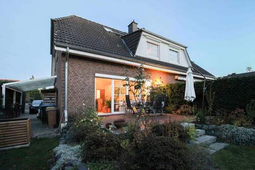 Rückseite - Sofort wohlfühlen: 5-Zi.-DHH mit Garten in Hannover-Anderten