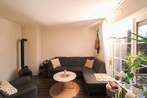 Wohnzimmer mit Ofen - 5 Zimmer Einfamilienhaus in Hannover