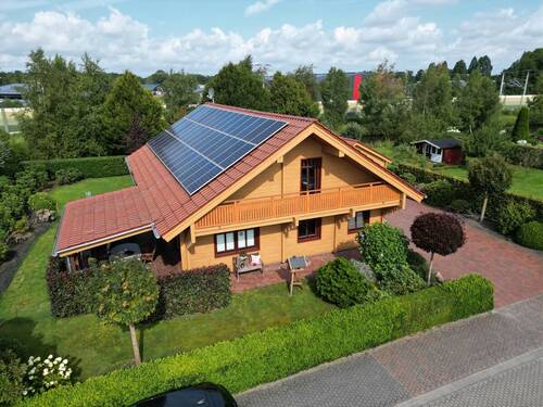 Frontansicht - **Einmalig in Jaderberg** Einzigartiges Holzhaus mit grünem Grundstück und direkter Lage am Wasser