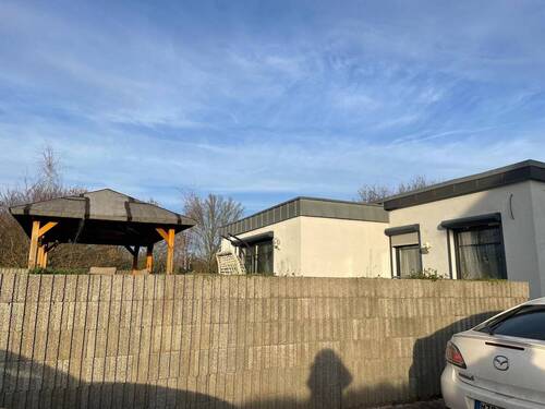 dazugehörender, vermieteter Bungalow - Gewerbehalle mit neu gebautem Bürogebäude mit dazugehörendem gr. Bungalow zu verkaufen!