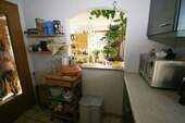 Durchreiche ins Wohnzimmer - 2 Zimmer Etagenwohnung in Benediktbeuern