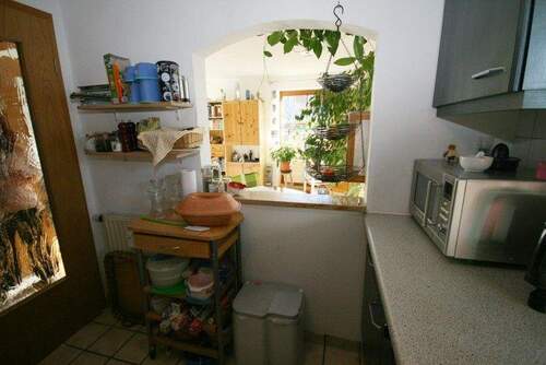 Durchreiche ins Wohnzimmer - 2 Zimmer Etagenwohnung in Benediktbeuern