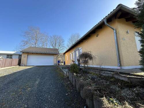 Zufahrt und Garage - 4 Zimmer Bungalow in Guttenberg