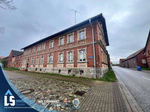 Hausansicht Straße - Mehrfamilienhaus, Wohnhaus in Stendal