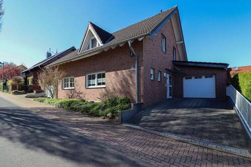 Außenansicht - Familienfreundliches Einfamilienhaus mit schön angelegtem Garten