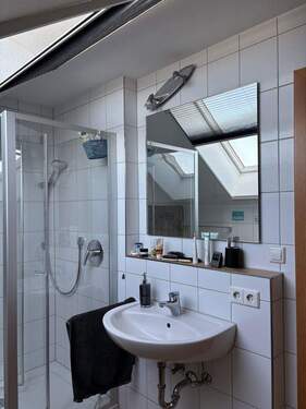 DG-Bad: Dusche, 1 Waschbecken - 