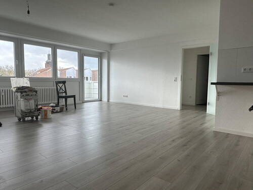 Wohnen - Modernisierte 2-Zimmer-Wohnung (ca. 57 m²) mit Balkon und Einbauküche - zentral in der City