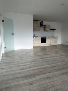 Wohnzimmer mit offener Küche - 